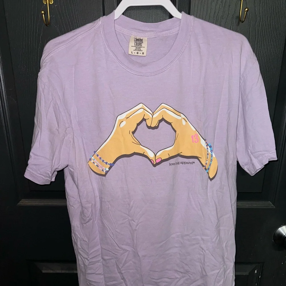Taylor Swift Heart Hands T-Shirt - Picture 1 of 3